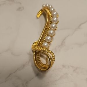 VINTAGE Goldtone And Faux Pearl Brooch